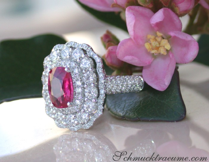 Rubin-Ring mit Brillanten in Weißgold 750, detailreich, ovaler Schliff
