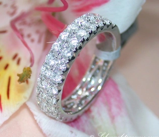 Zweireihiger Diamantenring mit 48 Brillanten, 2,01 ct. tw-si, auf Blume gelegt