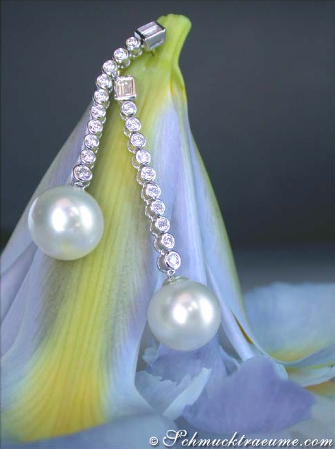 Lange Südseeperlen-Ohrgehänge mit Brillanten, Detailaufnahme auf Blütenblatt, elegant und luxuriös.