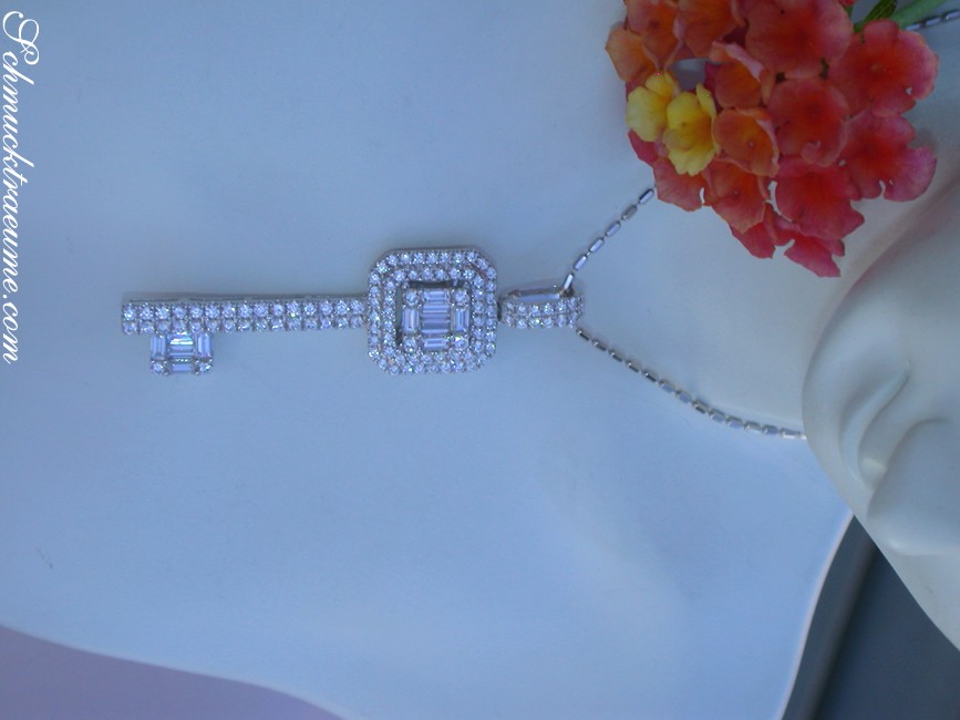 Weißgold Schlüsselanhänger mit Brillanten & Baguette Diamanten, Detailaufnahme, Blumenhintergrund