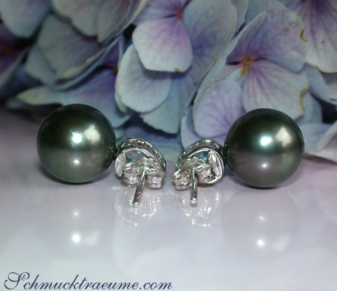 Tahitiperlen-Ohrstecker mit Aquamarinen und Diamanten, Perlendurchmesser 12,2 mm, Weißgold 585, blühende Hortensien im