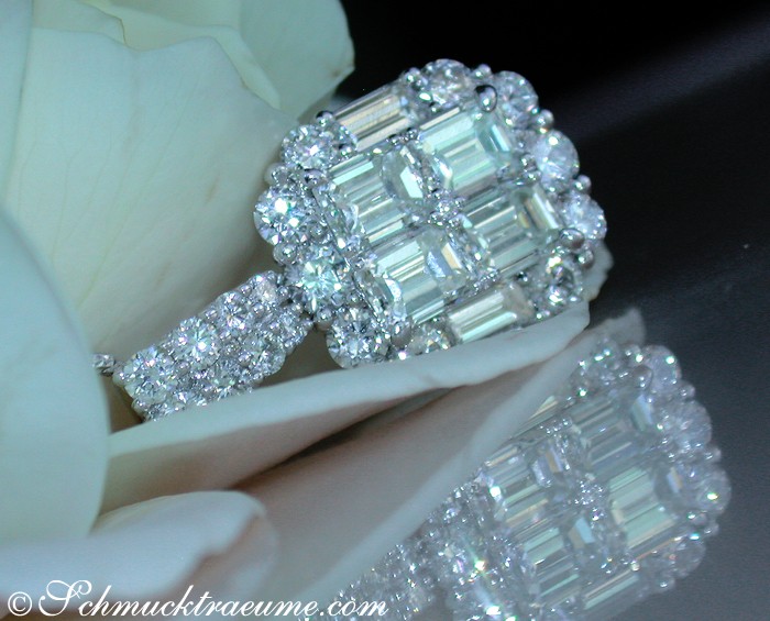 Detailansicht des Diamantanhängers in Weißgold, umgeben von Rosenblättern