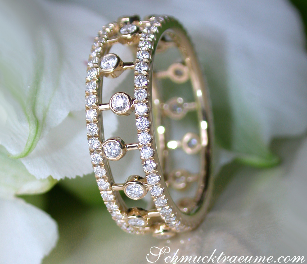 Diamanten-Memory-Ring in Gelbgold 585, detailreich, elegant, auf Blüte liegend