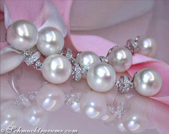 Edle Ohrhänger mit weißen Süßwasserperlen und Diamanten, Detailaufnahme, elegant, feminin.