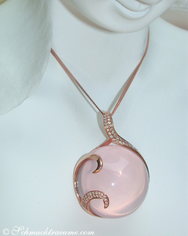 Rosenquarz-Brillanten-Anhänger auf Kette, modelliert, detailreich, elegant