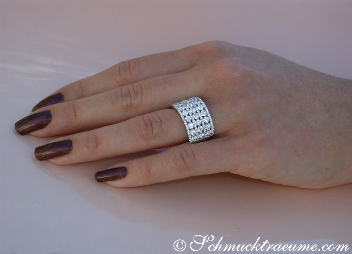 Breiter Diamanten-Bandring in Weißgold, makellose Fassung, elegantes Design