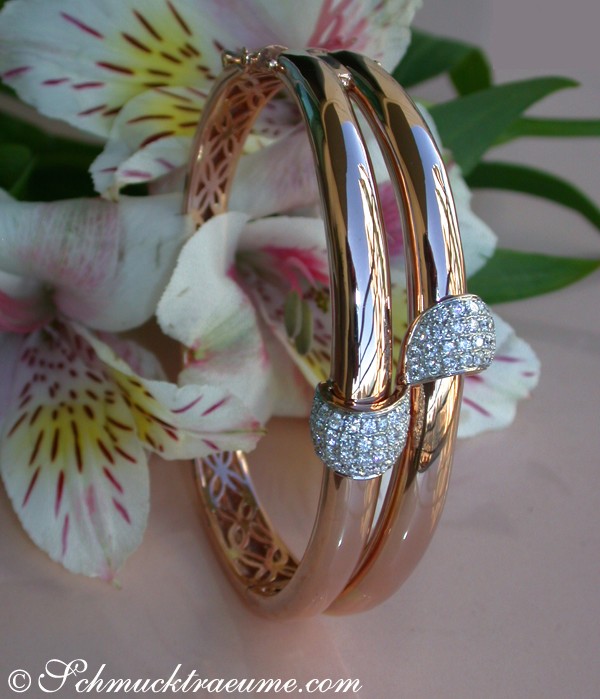 Roségold-Armreif mit Brillanten auf Blumenhintergrund