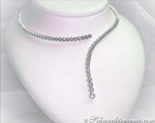 Weißgold-Collier mit 52 Brillanten in Y-Form, Detailaufnahme
