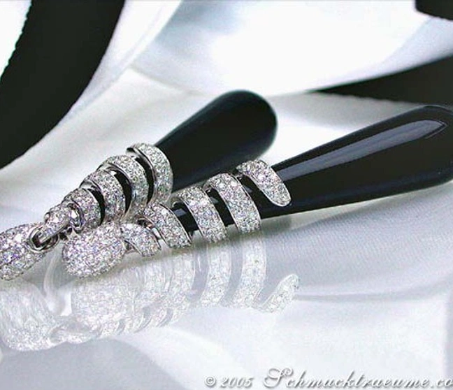 Detaillierte Onyx-Ohrhänger mit Brillanten auf weißem Hintergrund Detaillierte Onyx-Ohrhänger mit Brillanten auf weißem Hintergrund