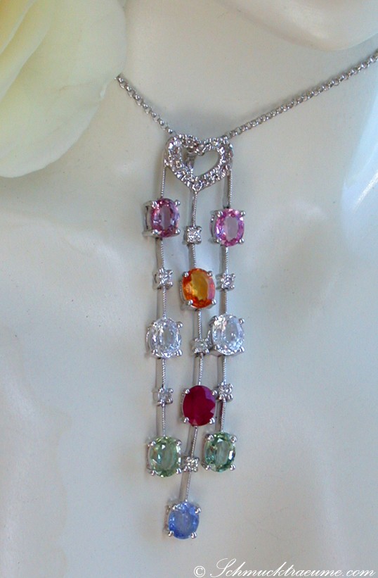 Weißgold-Halskette mit funkelnden Edelsteinen, zarte Ketten, Farbfeuerwerk, getragen.