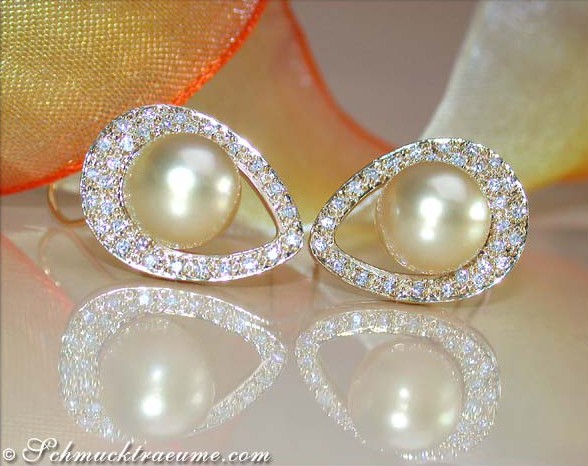 Detailansicht von goldenen Südseeperlen Ohrsteckern mit Brillanten im Mikimoto-Design.