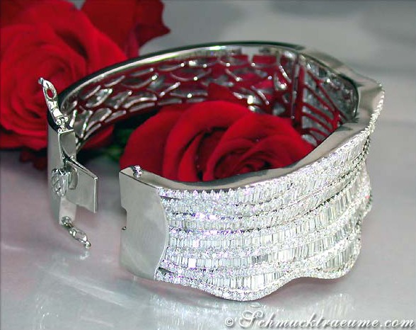 Opulenter Diamantenarmreif in Weißgold 750 mit 15,99 ct., detailreiches Design, Rosen im Hintergrund