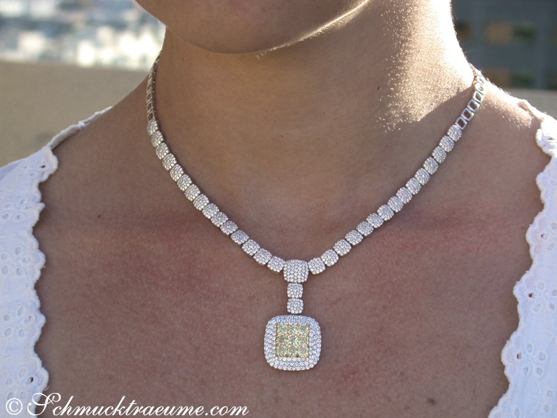 Collier mit gelben Diamanten, detailreich, in Gelbgold 750, tragen auf weißem Kleid