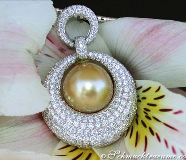 Goldener Südseeperlen-Anhänger mit Brillanten, Detailaufnahme, elegante Verarbeitung Goldener Südseeperlen-Anhänger mit Brillanten, Detailaufnahme, elegante Verarbeitung
