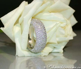 Schwerer Diamanten Memory Ring (3,63 ct.) in Weißgold, funkelndes Design auf Rose