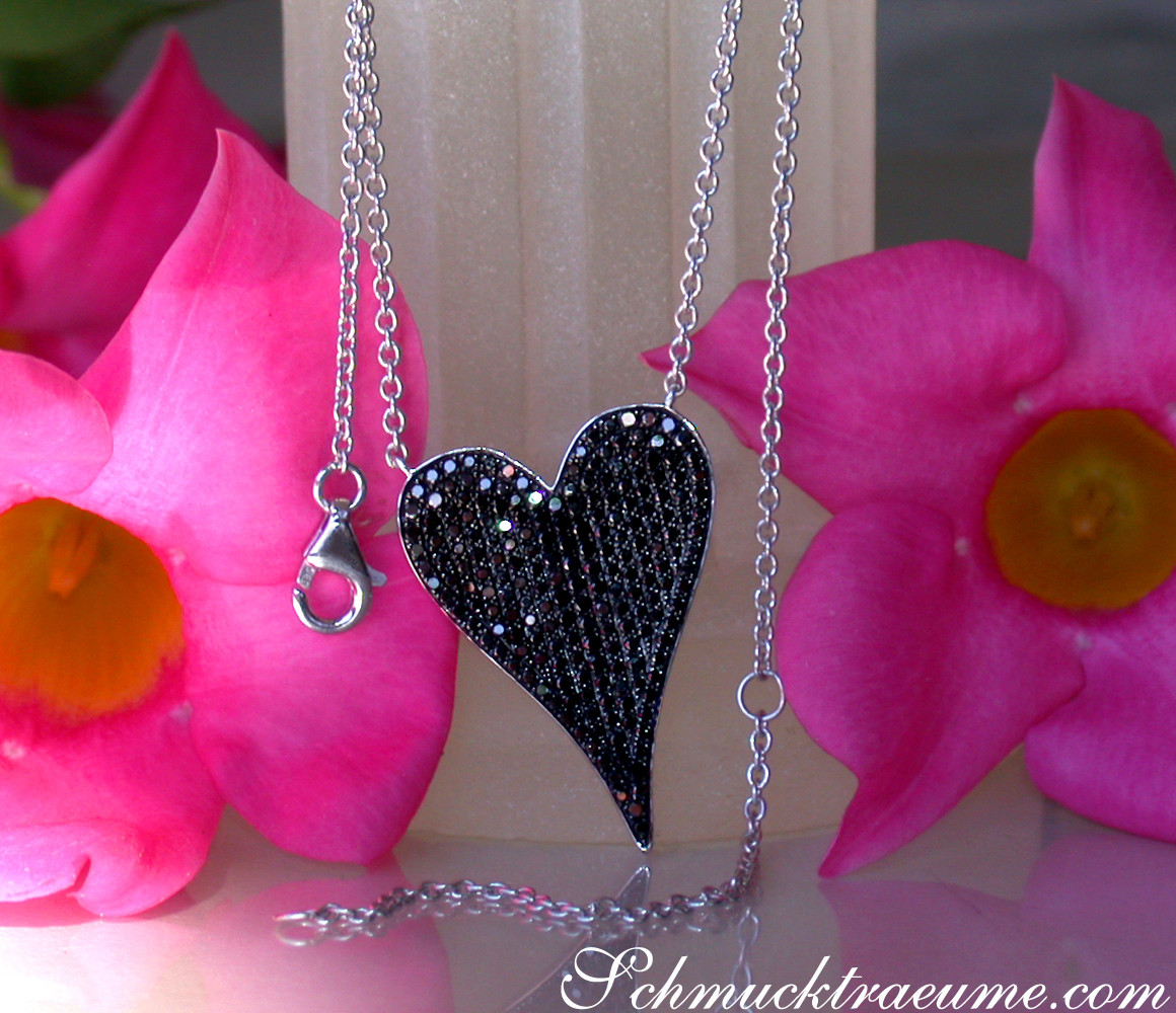 Schwarze Diamanten Herz-Halskette mit 0.880 Karat, Detailaufnahme, modernes Design, weiblicher Charme