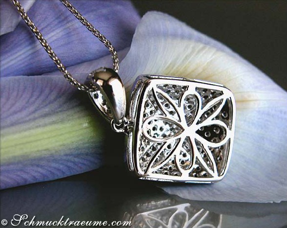 Weißgold-Anhänger mit naturbraunen Brillanten, Detailaufnahme, perspektivisch, auf Blüte liegend