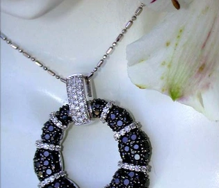 Opulenter Anhänger mit schwarzen & weißen Diamanten in Weißgold