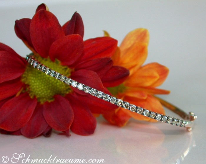 Zeitloser Armreif mit naturbraunen Brillanten in Roségold