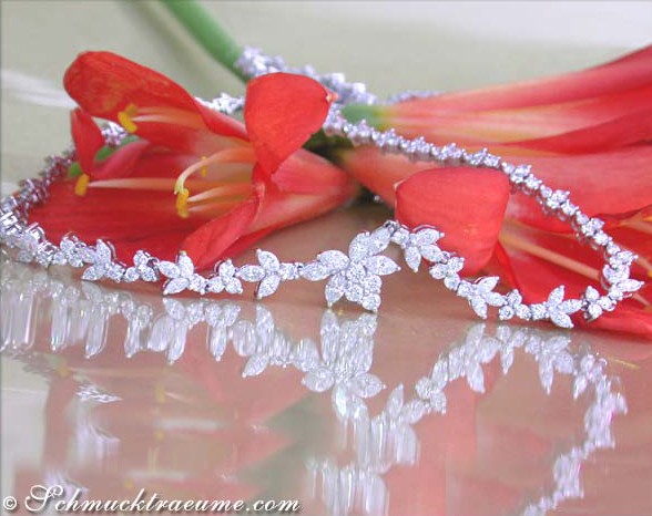 Floraler Brillanten Collier in Weißgold 750 mit 6.910 Karat TW VS