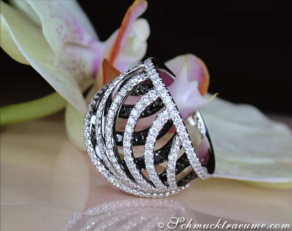 Schwarzer Diamant-Ring mit weißgoldener Verarbeitung, auffällige Linien und glänzende Diamanten.
