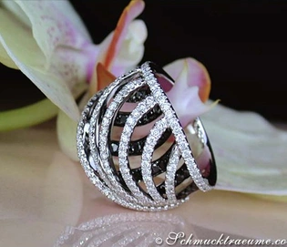 Schwarzer Diamant-Ring mit weißgoldener Verarbeitung, auffällige Linien und glänzende Diamanten.