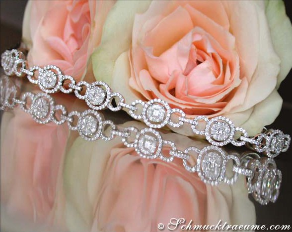 Diamant-Armband im Illusion-Design, detailreich, auf Rosenblüte liegend