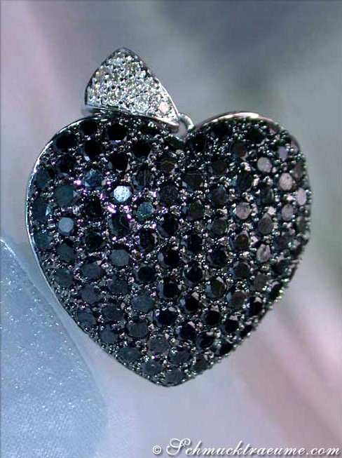 Weißgold Herz-Anhänger mit schwarzen Diamanten, Detailaufnahme, glänzend und elegant.