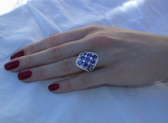 Weißgold-Saphir-Ring mit Brillanten, Detailaufnahme auf weißer Unterlage