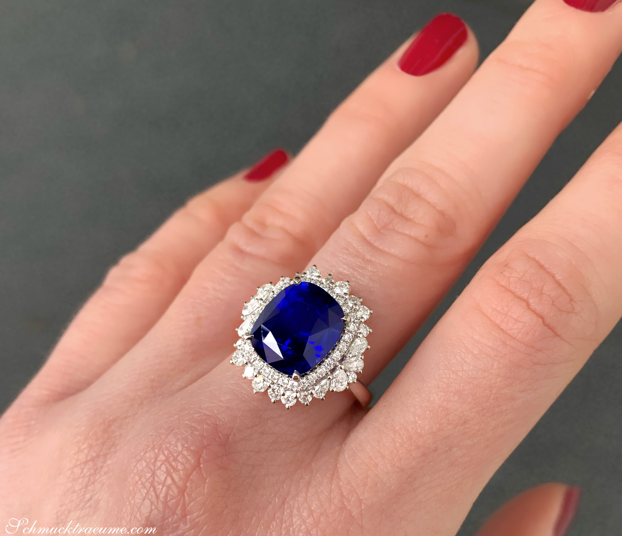 Ringszene mit Ceylon-Saphir und Diamanten, Detailaufnahme in Weißgold 750