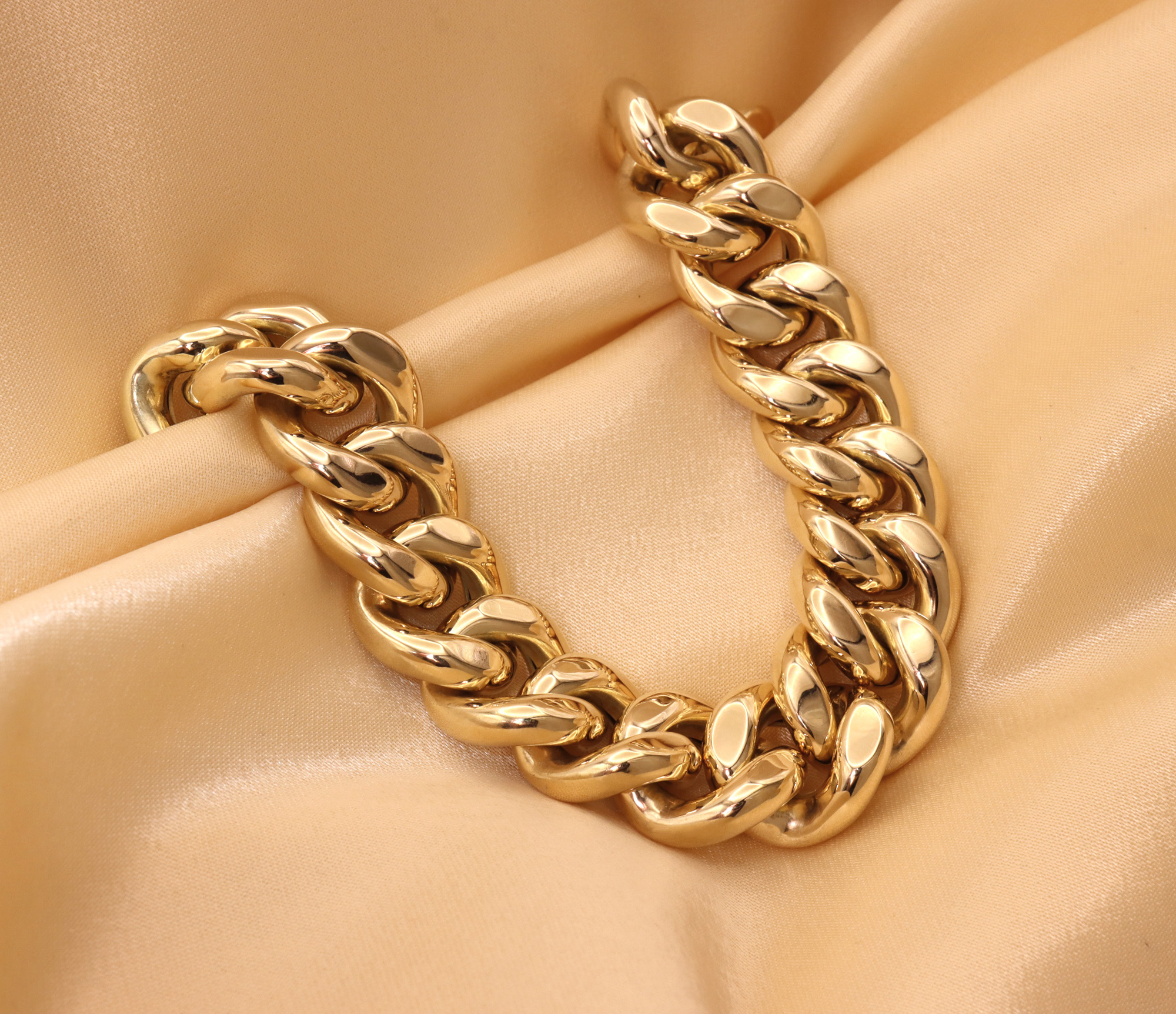 Gold Panzerarmband in Gelbgold 585, detailreiches Design, auf samtigem Hintergrund präsentiert