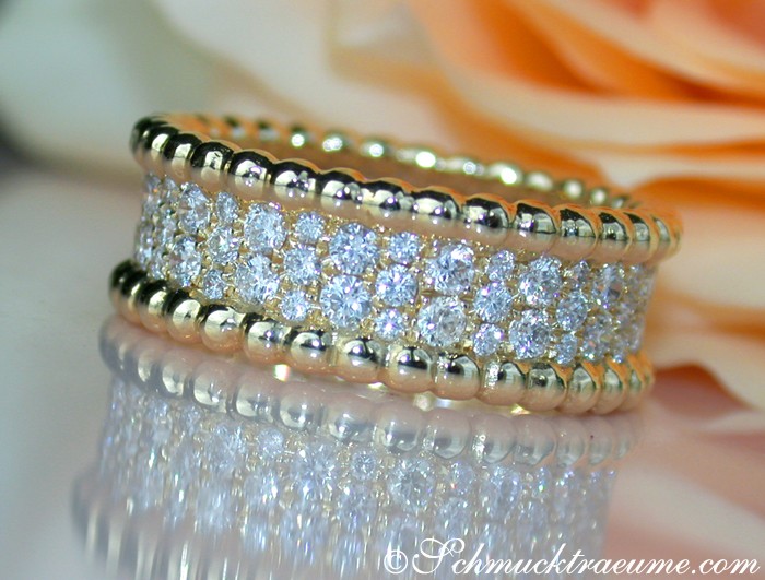 Goldener Brillanten-Memoryring mit Perlendekor, elegant und detailreich