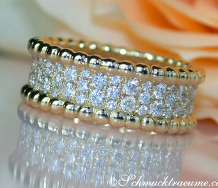 Goldener Brillanten-Memoryring mit Perlendekor, elegant und detailreich