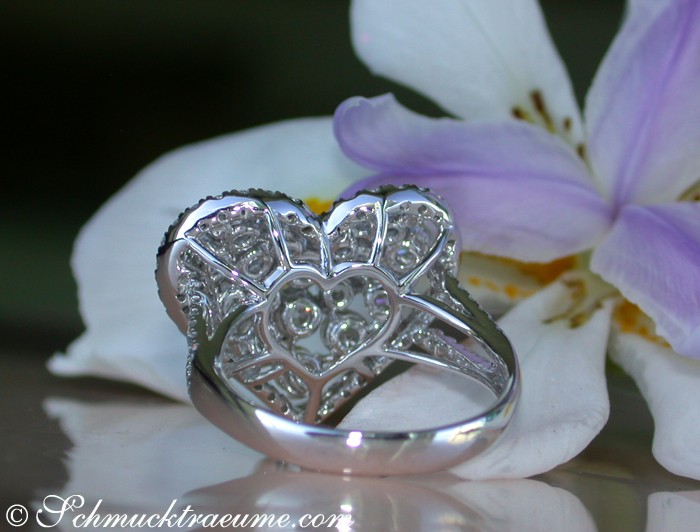 Herzring aus Weißgold mit Diamanten, detailreich, auf Blume abgestellt