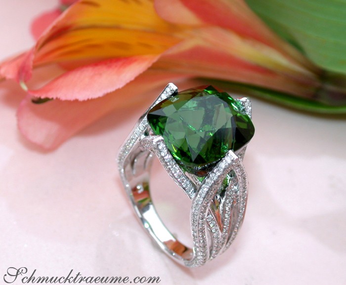 Turmalin-Ring mit Brillanten in Weißgold - prächtige Farbbrillanz und raffinierte Details