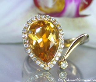 Goldener Citrin-Ring mit Diamant-Halbrund, detailreich, elegant.