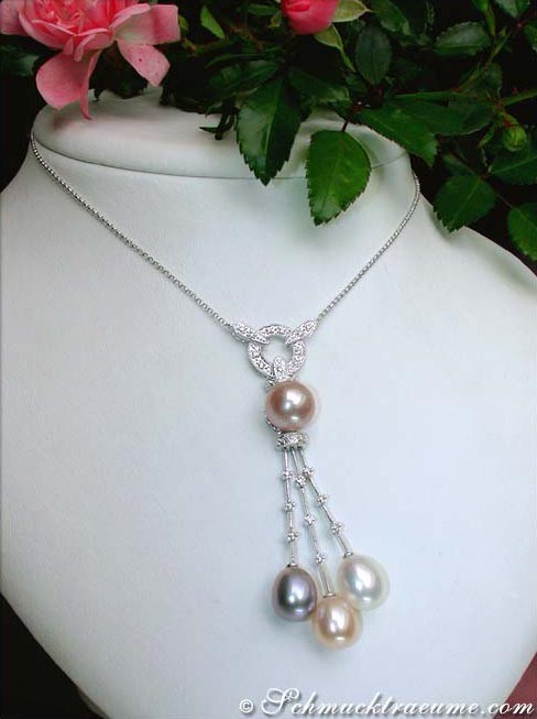 Süßwasserperlen Collier mit Diamanten, fließendes Design, rosa Blumen im Hintergrund