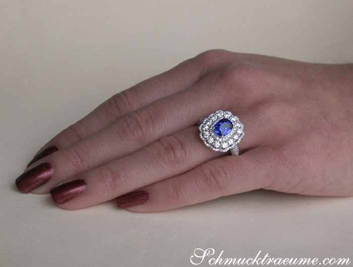 Detailansicht des Saphir-Rings mit Diamanten in Weißgold 750