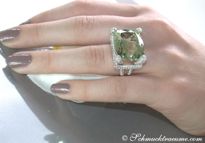 Prasiolith-Ring mit Brillanten auf Hand getragen, Detailaufnahme