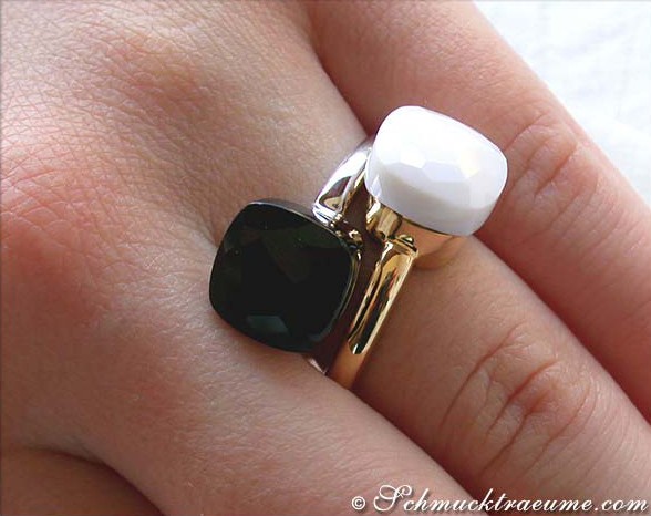Schlichter Zitronenquarz-Ring mit Goldschmuck auf Handfinger