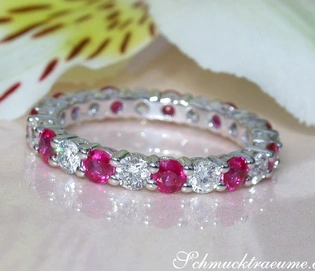 Feiner Diamant-Rubinen-Ring in Weißgold 750, Detailaufnahme