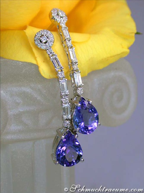 Detail der Tansanit-Tropfen-Ohrringe mit Diamanten in Weißgold 750, elegant und luxuriös.