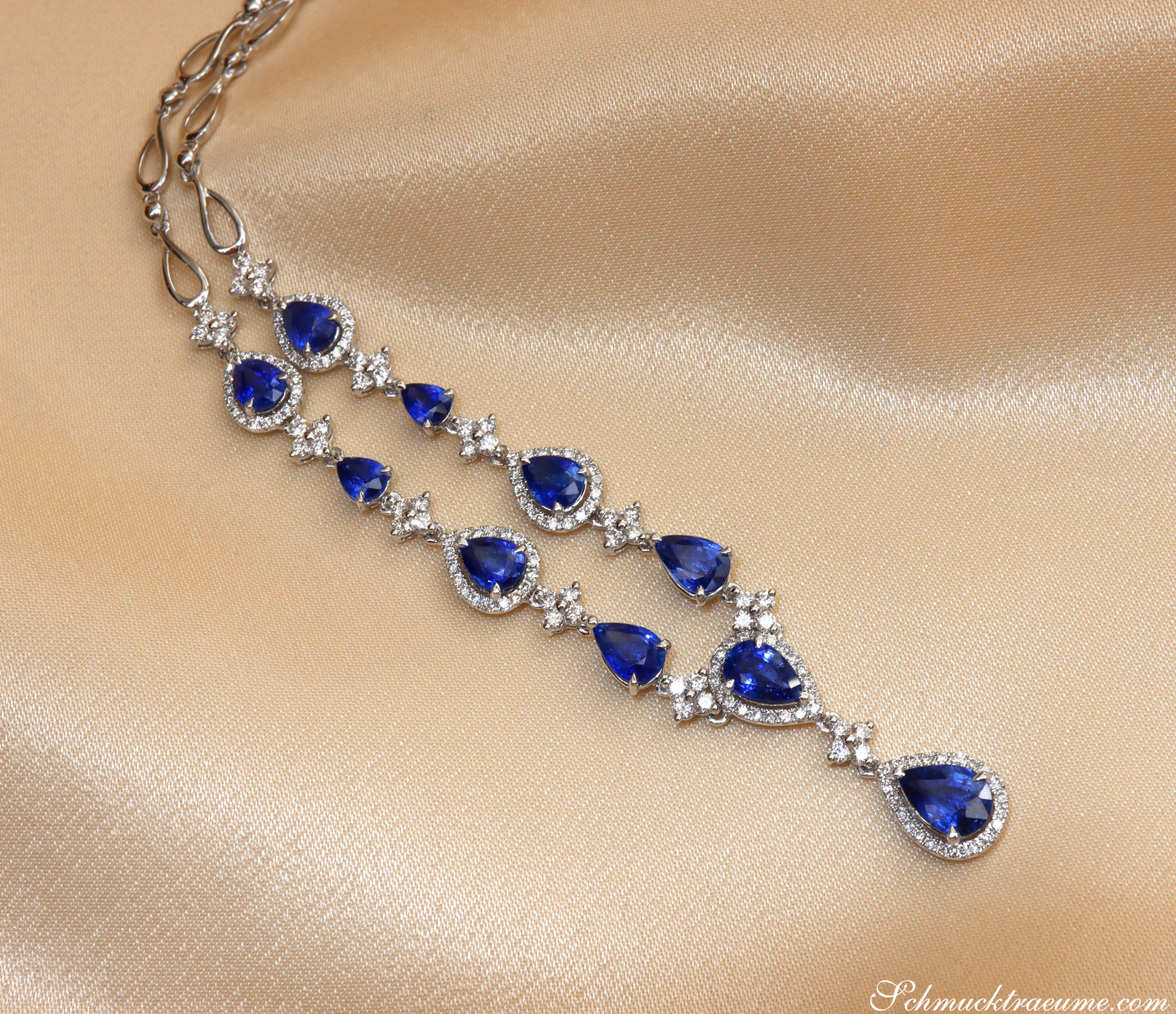 Detailansicht von Saphir-Collier mit Brillanten in Weißgold, elegant gestaltet