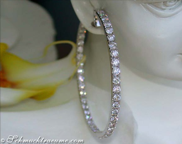 Große Weißgold-Creolen mit Brillanten, detailreich, getragen