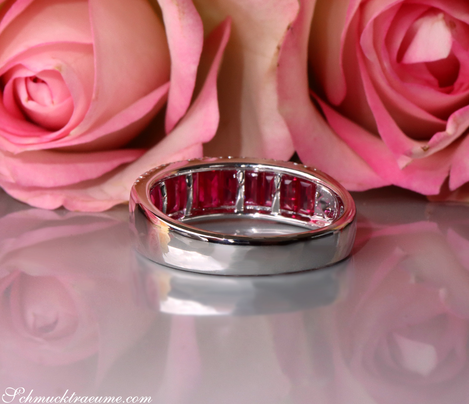 Rubin Baguette Ring mit Brillanten auf Rosenblättern