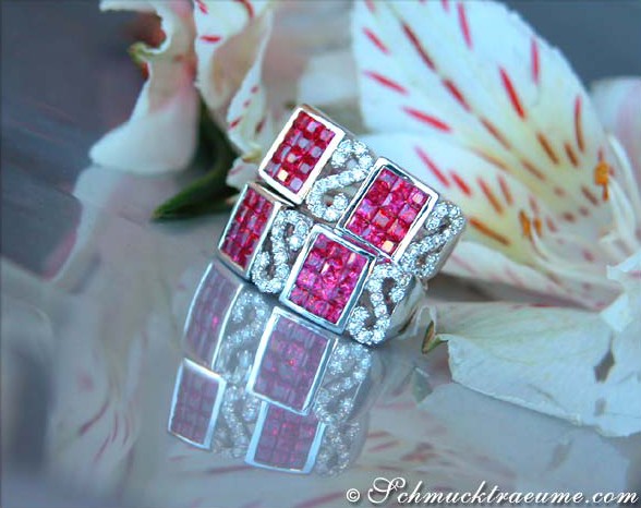 Raffiniertes Design: Rubin-Ohrringe mit Brillanten auf Blütenhintergrund