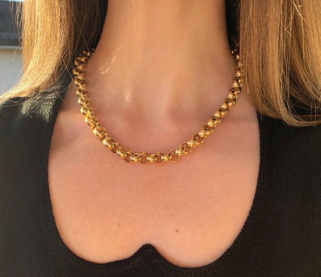 Goldene Halskette aus Gelbgold 585, detailreiches Design, schlicht getragen. Goldene Halskette aus Gelbgold 585, detailreiches Design, schlicht getragen.