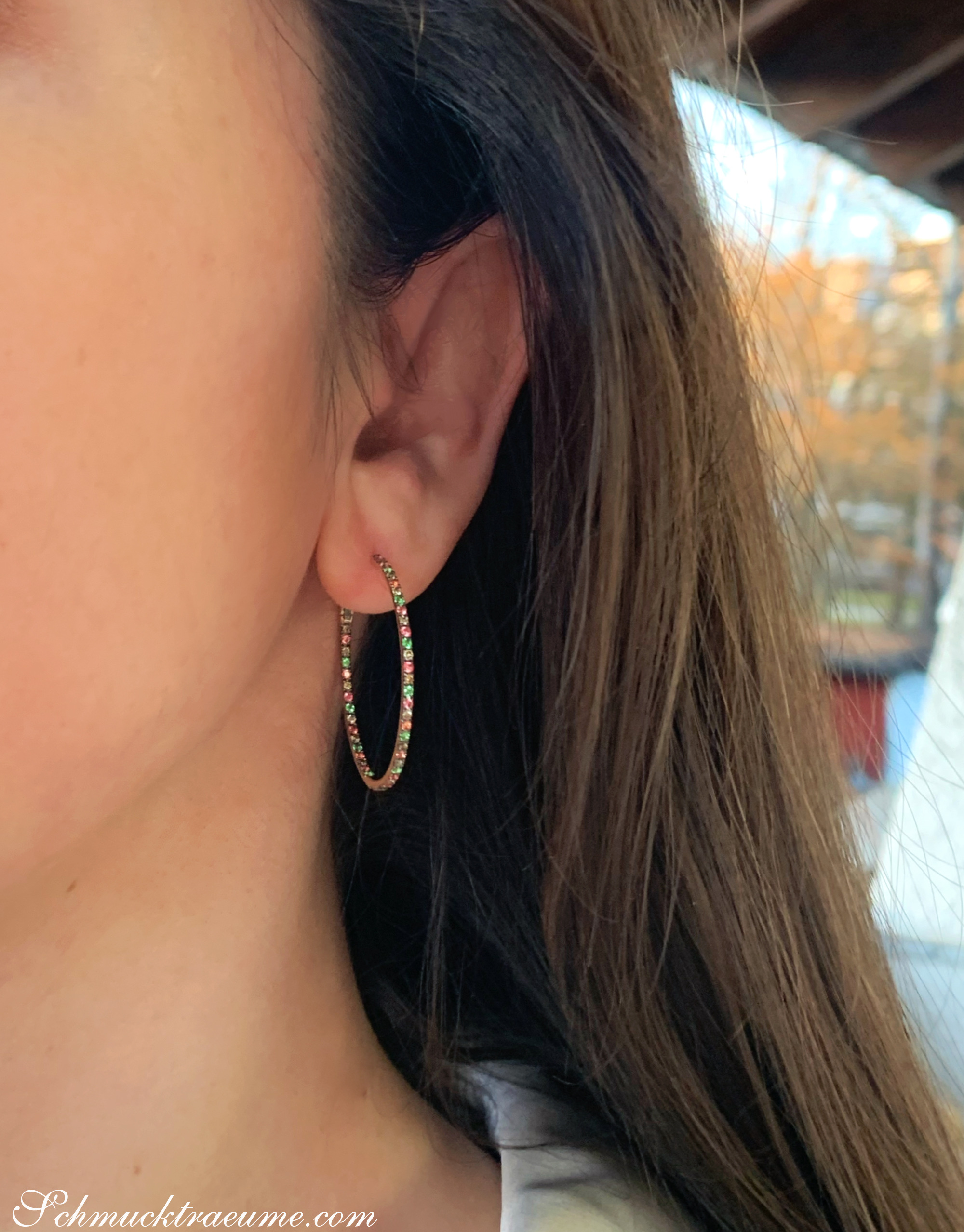 Creolen mit Diamanten, Saphiren & Tsavorite, zartes Ohrschmuck-Design