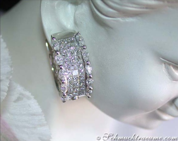 Feinste Ohrringe mit Marquise & Princess Diamanten, getragen auf weißem Mannequin