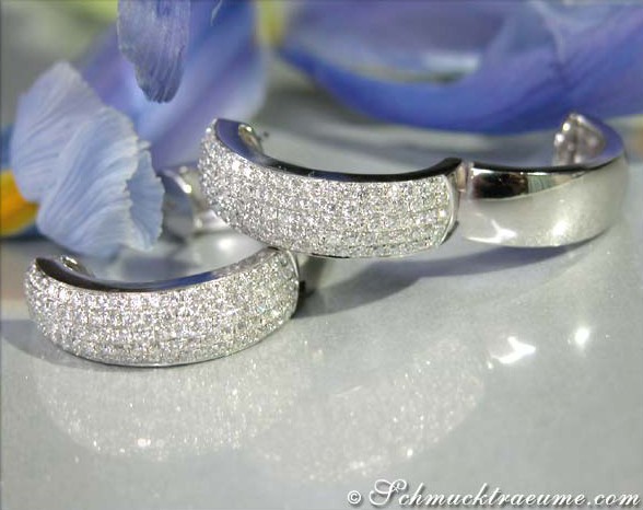 Weißgold-Brillanten-Pavé-Creolen mit 3.340 Karat, TW SI/VS, getragen.